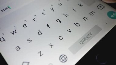 Kadın parmak telefonda bir mesaj yazarak, çekim.