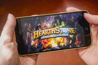 Berdyansk, Ukrayna - 4 Mart 2019: bir smartphone Hearthstone Intro ile görüntü ekranda holding eller.