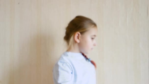 Концепція домашнього насильства та розваг дітей. Маленька дівчинка показує руку зі словом STOP, написаним на ньому. Насильство дітей . — стокове відео