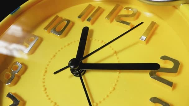 Reloj amarillo con flechas negras corriendo en círculo, primer plano . — Vídeos de Stock