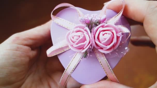 La chica abre la caja en la que se encuentra la invitación a la graduación. El concepto de invitaciones a la fiesta de graduación en la escuela o la universidad . — Vídeos de Stock