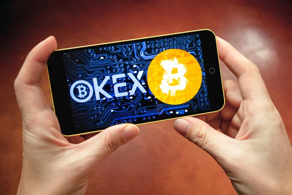 Berdyansk, Ukrayna - 17 Mart 2019: modern bir akıllı telefon üzerinde görüntülenen Okex logosu.