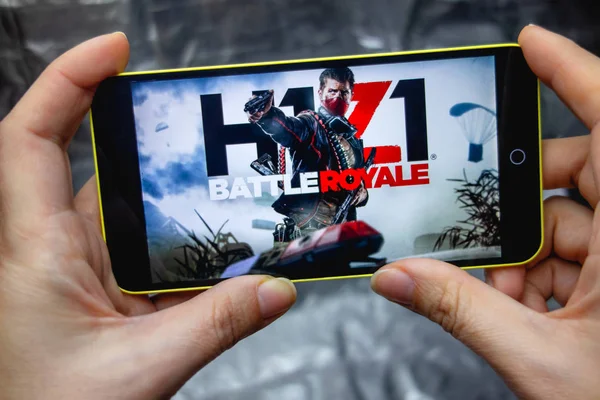 乌克兰伯迪扬斯克-2019年3月18日: 在智能手机上播放的带有 H1z1 战斗皇家手机游戏的手机屏幕特写镜头. — 图库照片