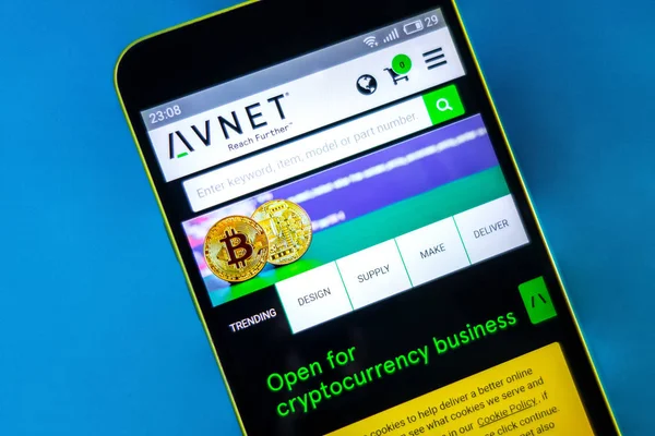 Berdyansk, Ukrayna-Mart 23, 2019: açıklayıcı editoryal, Avnet Web sitesi ana sayfası. Avnet logosu telefon ekranında görünür.