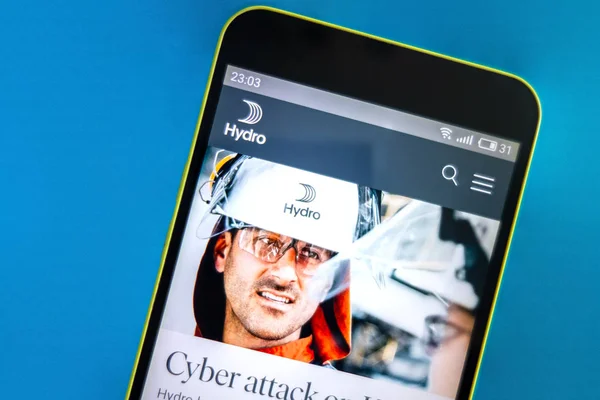 Berdyansk, Ukrayna-Mart 23, 2019: Norsk Hydro Web sitesi ana sayfası. Norsk Hydro logosu telefon ekranında görünür.