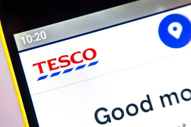 Berdyansk, Ukrayna-1 Nisan 2019: açıklayıcı editoryal, Tesco Web sitesi ana sayfası. Tesco logosu telefon ekranında görünür.