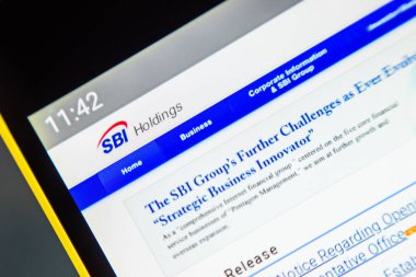 Berdyansk, Ukrayna-2 Nisan 2019: sbi Holdings Web sitesinin açıklayıcı editoryal ana sayfası. Telefon ekranında görünür sbi Holdings logosu.