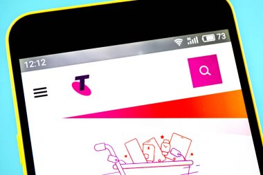 Berdyansk, Ukrayna - 14 Mayıs 2019: Telstra web sitesinin açıklayıcı başyazı. Telstra logosu telefon ekranında görünür.