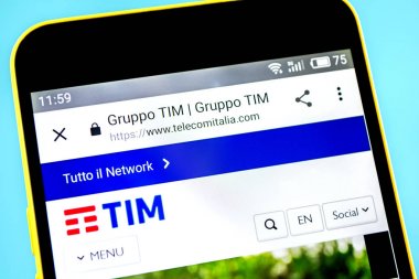 Berdyansk, Ukrayna - 14 Mayıs 2019: Telecom Italia web sitesinin açıklayıcı başyazı. Telekom Italia logosu telefon ekranında görünür.