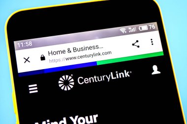 Berdyansk, Ukrayna - 14 Mayıs 2019: Centurylink web sitesinin açıklayıcı başyazı. Centurylink logosu telefon ekranında görünür.
