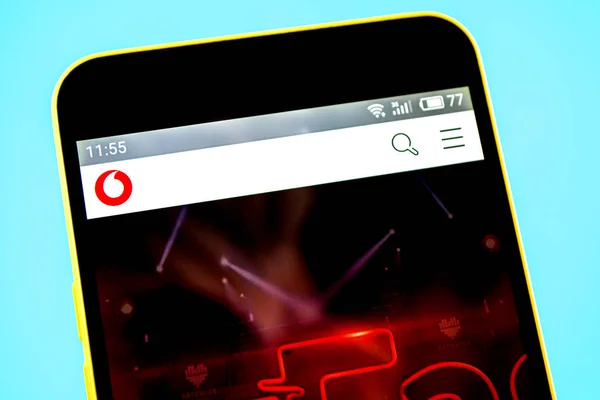 Berdyansk, Ukrayna - 14 Mayıs 2019: Vodafone web sitesinin açıklayıcı başyazı. Vodafone logosu telefon ekranında görünür.