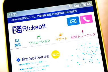 Berdyansk, Ukrayna - 5 Mayıs 2019: Ricksoft web sitesinin açıklayıcı başyazı. Ricksoft logosu telefon ekranında görünür.