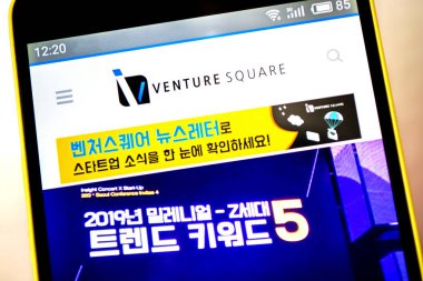 Berdyansk, Ukrayna - 5 Mayıs 2019: Venturesquare web sitesinin açıklayıcı başyazı. Venturesquare logosu telefon ekranında görünür.