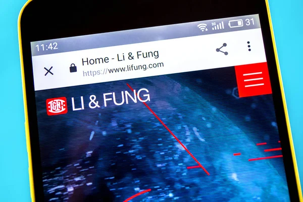 Berdyansk, Ukrayna - 10 Mayıs 2019: Li ve Fung web sitesi ana sayfası açıklayıcı editoryal. Li ve Fung logosu telefon ekranında görünür.