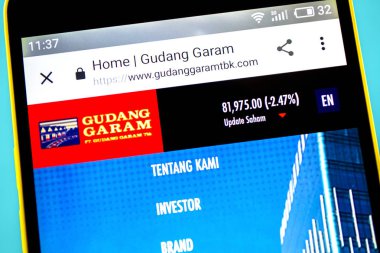 Berdyansk, Ukrayna - 10 Mayıs 2019: Gudang Garam web sitesi ana sayfasının açıklayıcı başyazı. Gudang Garam logosu telefon ekranında görünür.
