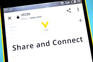 Berdyansk, Ukrayna-10 Mayıs 2019: resimsel editoryal Veon Web sitesi ana. Telefon ekranında görünür Veon logosu.