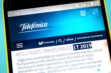 Berdyansk, Ukrayna - 10 Mayıs 2019: Telefonica web sitesinin açıklayıcı başyazı. Telefon ekranında görünen Telefonica logosu.