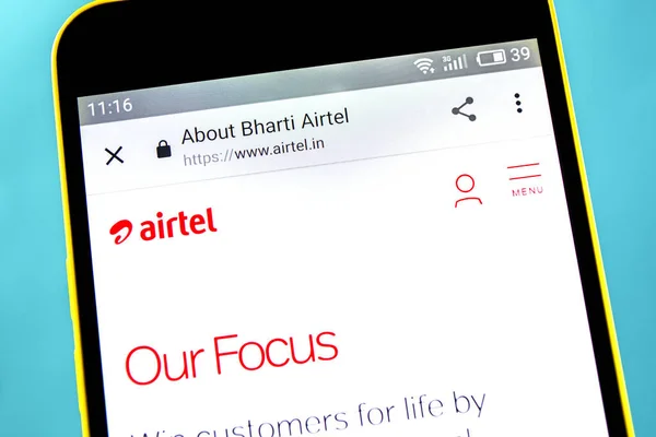 Berdyansk, Ucraina - 10 maggio 2019: Editoriale illustrativo della homepage del sito web Bharti Airtel. Logo Airtel Bharti visibile sullo schermo del telefono . — Foto Stock