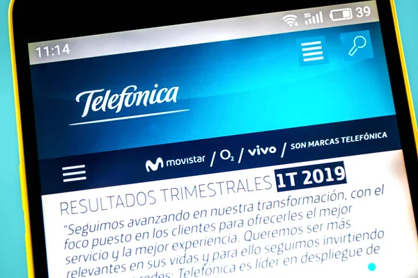 Berdyansk, Ukrayna - 10 Mayıs 2019: Telefonica web sitesinin açıklayıcı başyazı. Telefon ekranında görünen Telefonica logosu.