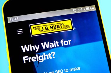 Berdyansk, Ukrayna - 14 Mayıs 2019: J.B. Hunt Transport Services web sitesinin açıklayıcı başyazı. J.B. Hunt Ulaşım Hizmetleri logosu telefon ekranında görünür.