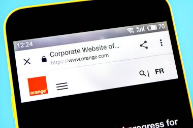 Berdyansk, Ukrayna - 14 Mayıs 2019: Orange web sitesinin açıklayıcı başyazı. Turuncu logo telefon ekranında görünür.