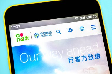 Berdyansk, Ukrayna - 14 Mayıs 2019: Çin Mobil web sitesi ana sayfası açıklayıcı editoryal. Çin Mobil logosu telefon ekranında görünür.