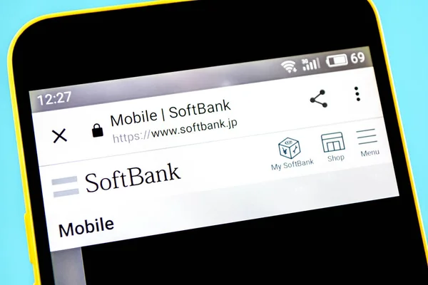Berdyansk, Ukrayna - 14 Mayıs 2019: Softbank web sitesinin açıklayıcı başyazı. Softbank logosu telefon ekranında görünür.
