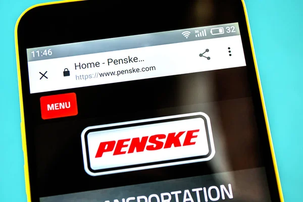 Berdyansk, Ukrayna-3 Mayıs 2019: Penske Otomotiv Web sitesinin görsel editoryal ana sayfası. Penske Otomotiv logosu telefon ekranında görünür.
