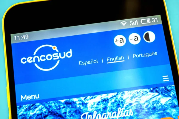 Berdyansk, Ukrayna-3 Mayıs 2019: Cencosud Web sitesinin açıklayıcı editoryal ana sayfası. Telefon ekranında görünür Cencosud logosu.