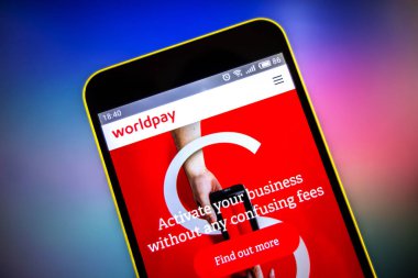Berdyansk, Ukrayna - 21 Mart 2019: Worldpay web sitesi ana sayfası. Worldpay logosu telefon ekranında görünür.