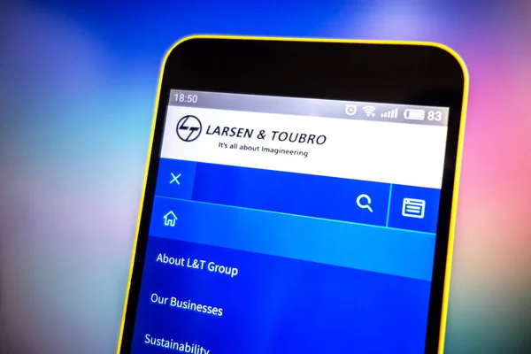 Berdyansk, Ukrayna - 21 Mart 2019: Larsen ve Toubro web sitesi ana sayfası. Larsen ve Toubro logosu telefon ekranında görünür, Illustrative Editorial.