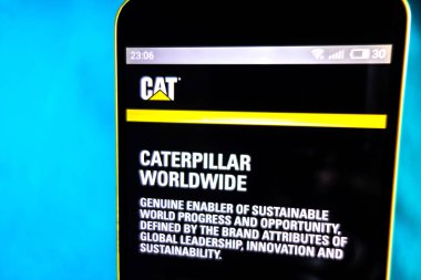 Berdyansk, Ukrayna - 24 Mart 2019: Açıklayıcı Editoryal, Caterpillar web sitesi ana sayfası. Telefon ekranında görünen Caterpillar logosu.