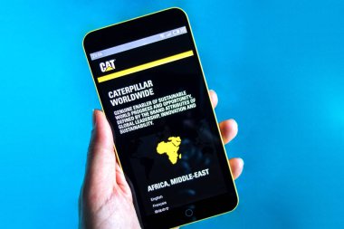 Berdyansk, Ukrayna - 24 Mart 2019: Açıklayıcı Editoryal, Caterpillar web sitesi ana sayfası. Telefon ekranında görünen Caterpillar logosu.
