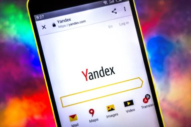 Berdyansk, Ukrayna - 26 Mart 2019: Yandex web sitesi ana sayfası. Yandex logosu telefon ekranında görünür.