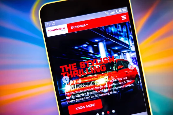 Berdyansk, Ukrayna - 27 Mart 2019: Mahindra ve Mahindra web sitesi ana sayfası. Mahindra ve Mahindra logosu telefon ekranında görünür.