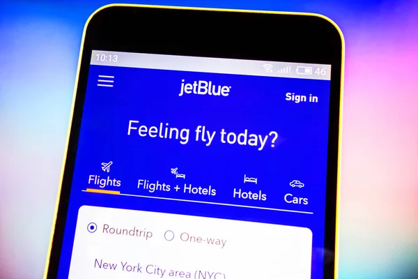 Berdyansk, Ukrayna - 27 Mart 2019: Jetblue Airways havayolu web sitesi ana sayfası. Jetblue Airways logosu telefon ekranında görünür.