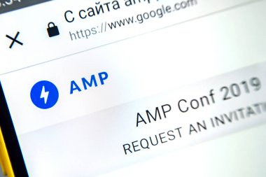 Berdyansk, Ukrayna - 31 Mart 2019: Amp web sitesinin açıklayıcı başyazı. Telefon ekranında görünür amfi logosu.