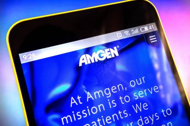 Berdyansk, Ukrayna - 30 Mart 2019: Amgen web sitesi ana sayfası. Amgen logosu telefon ekranında görünür, Illustrative Editorial.