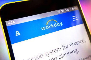 Berdyansk, Ukrayna - 30 Mart 2019: İş günü web sitesi ana sayfası. Telefon ekranında görünür iş günü logosu.