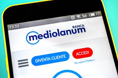 Berdyansk, Ukrayna - 18 Nisan 2019: Banca Mediolanum web sitesi ana sayfasının açıklayıcı başyazı. Banca Mediolanum logosu telefon ekranında görünür.