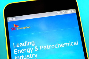 Berdyansk, Ukrayna - 21 Nisan 2019: Sk Innovation web sitesinin açıklayıcı başyazı. Telefon ekranında görünen Sk İnovasyon logosu.