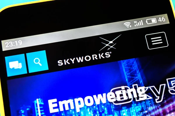 Berdyansk, Ukrayna - 18 Nisan 2019: Skyworks Solutions web sitesi ana sayfası açıklayıcı editoryal. Skyworks Solutions logosu telefon ekranında görünür.