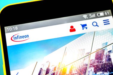 Berdyansk, Ukrayna - 18 Nisan 2019: Infineon Technologies web sitesi ana sayfası açıklayıcı editoryal. Telefon ekranında görünür Infineon Technologies logosu.