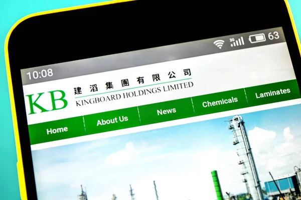 Berdyansk, Ukrayna - 18 Nisan 2019: Kingboard Chemical Holdings web sitesi ana sayfasının açıklayıcı başyazı. Kingboard Chemical Holdings logosu telefon ekranında görünür.