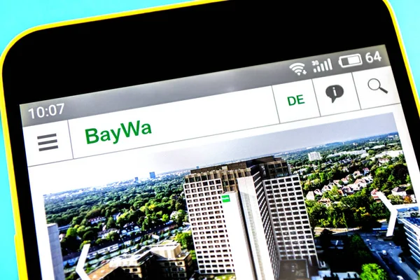 Berdyansk, Ucrania - 18 de abril de 2019: Editorial ilustrativo de la página web de BayWa. Logotipo BayWa visible en la pantalla del teléfono . — Foto de Stock