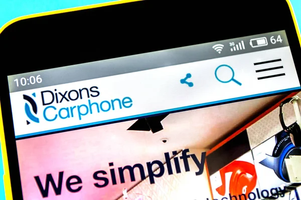 Berdyansk, Ukrayna - 18 Nisan 2019: Dixons Carphone web sitesi ana sayfası açıklayıcı editoryal. Dixons Carphone logosu telefon ekranında görünür.