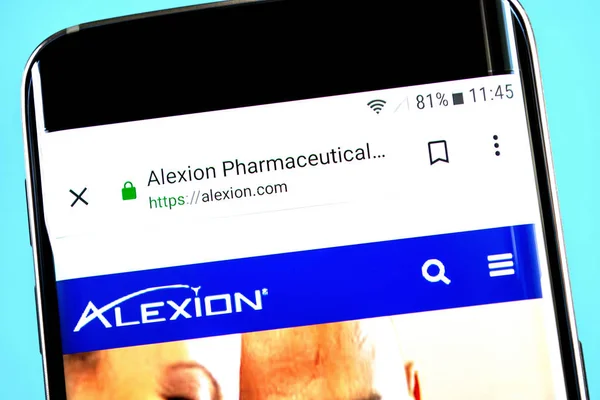 Berdyansk, Ukrayna-4 Haziran 2019: Alexion Ilaç Web sitesi ana sayfası. Alexion Ilaç logosu telefon ekranında görünür, açıklayıcı editoryal.