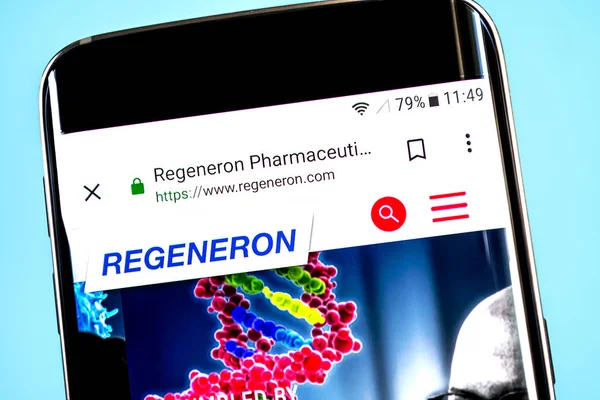 Бердянск, Украина - 4 июня 2019 года: страница сайта Regeneron Pharmaceuticals. Логотип Regeneron Pharmaceuticals виден на экране телефона, иллюстративная редакция . — стоковое фото