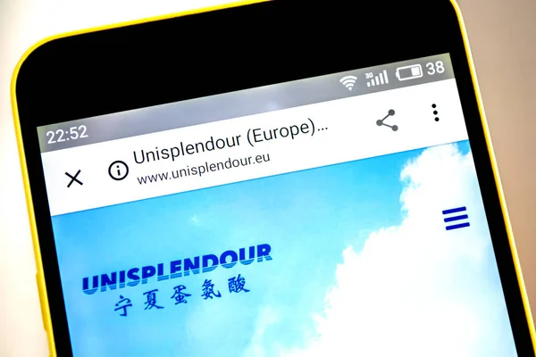 Berdyansk, Ukrayna-19 Mayıs 2019: Unisplendour eu web sitesi ana sayfası. Unisplendour AB logosu telefon ekranında görünür.