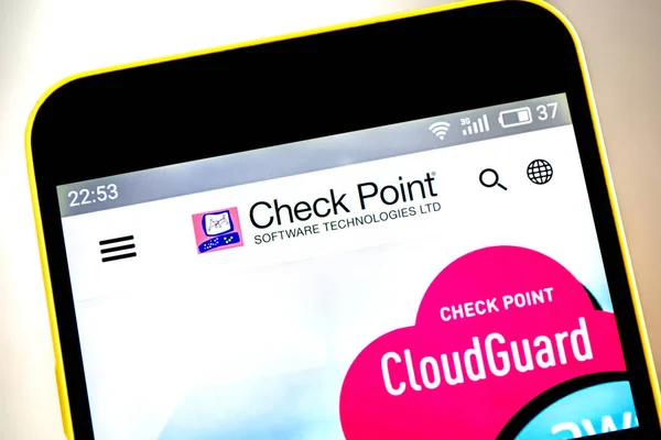 Berdyansk, Ucrania - 19 de mayo de 2019: Editorial ilustrativo de la página web de Check Point Software. Logo de Check Point Software visible en la pantalla del teléfono . — Foto de Stock